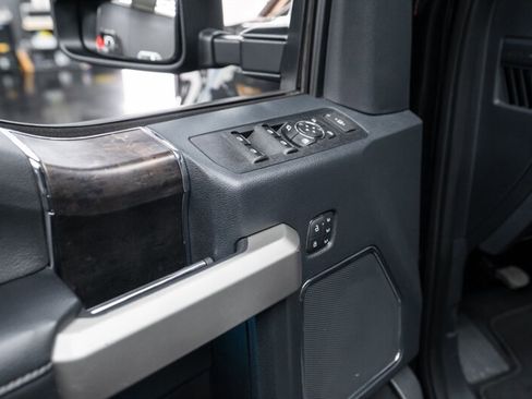 Used 2022 Ford F250 Lariat w/ Black Appearance Package image 3