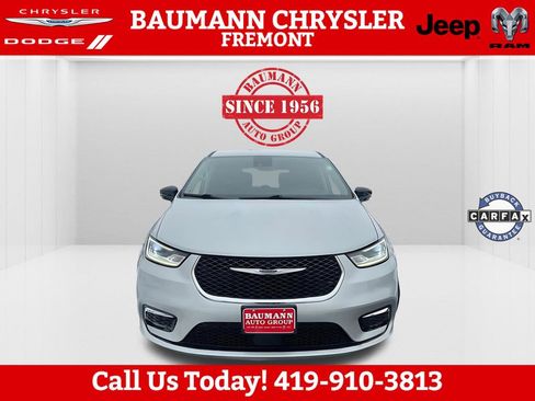 Used 2024 Chrysler Pacifica Touring-L image 14