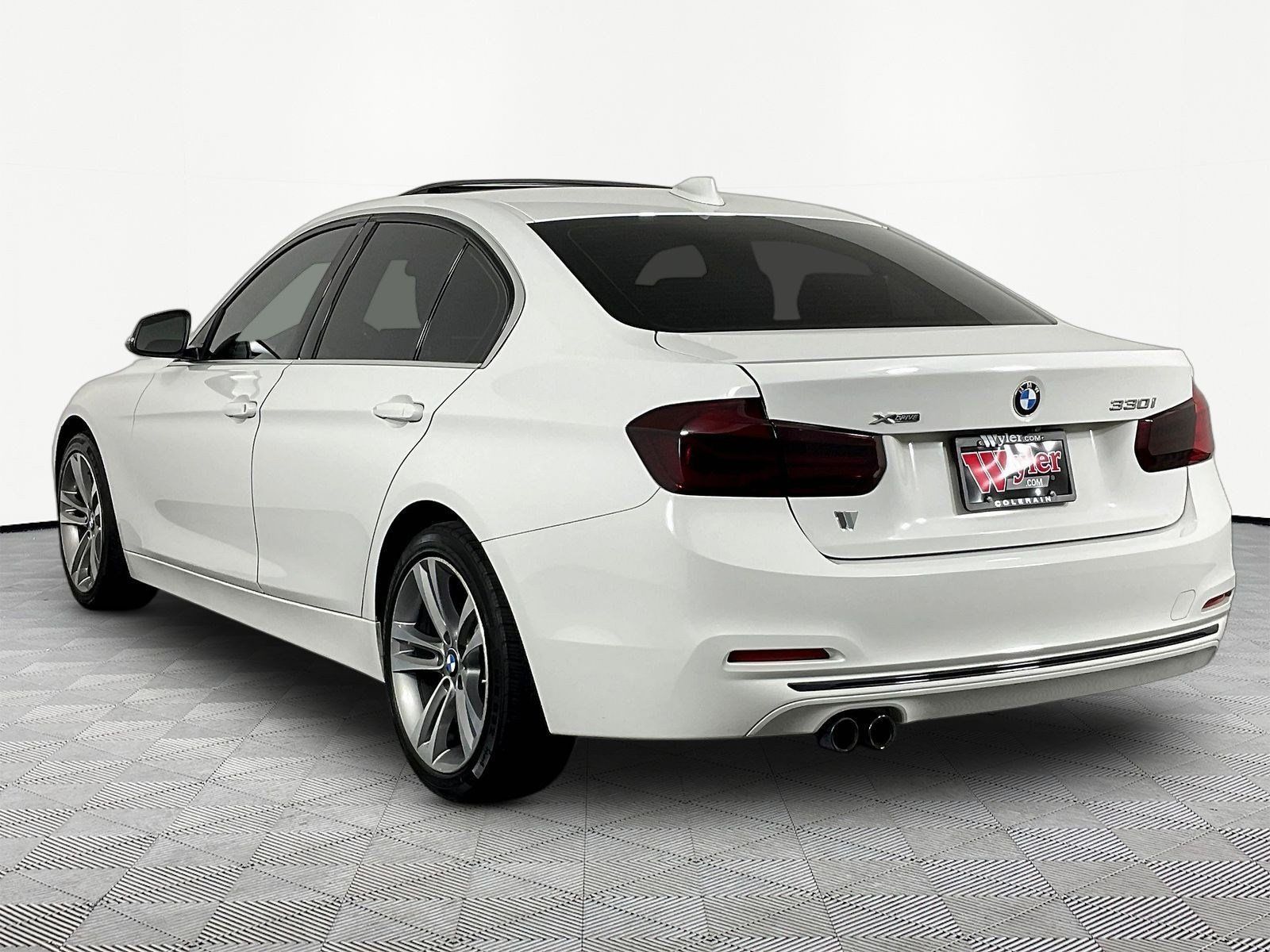 Used 2018 BMW 330i xDrive Sedan AWD/4WD image 4