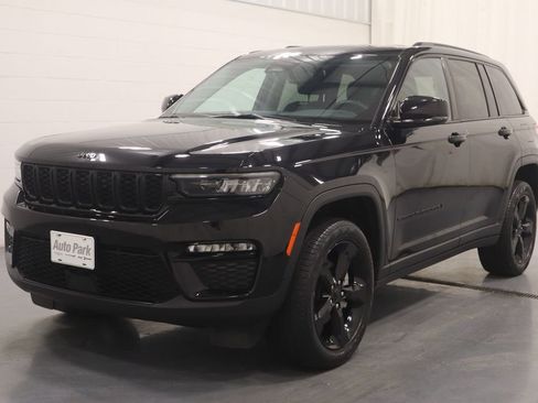Used 2023 Jeep Grand Cherokee Limited w/ Black Appearance Package image 6