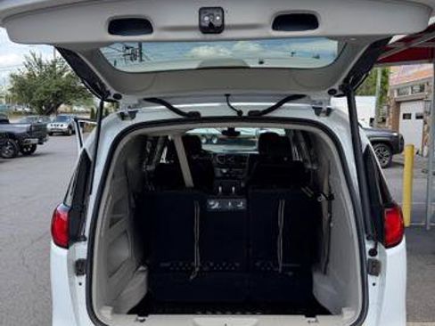 Used 2018 Chrysler Pacifica Touring-L w/ Tire & Wheel Group image 22