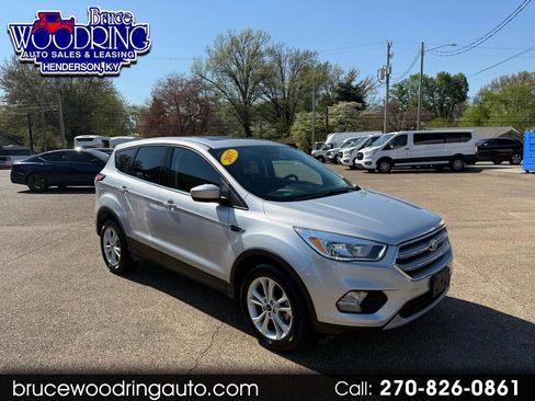 Used 2017 Ford Escape SE image 1