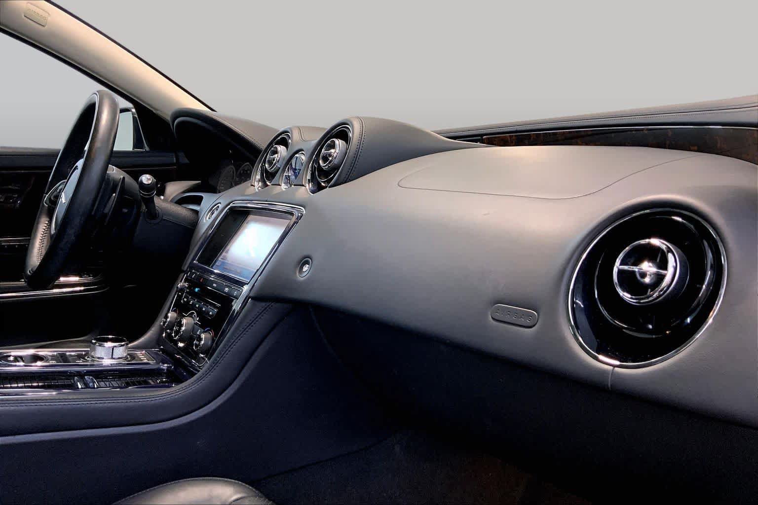 Used 2011 Jaguar XJ RWD image 18