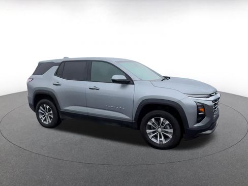 Used 2025 Chevrolet Equinox LT image 2