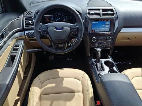 Used 2017 Ford Explorer XLT w/ Equipment Group 202A AWD/4WD image 11