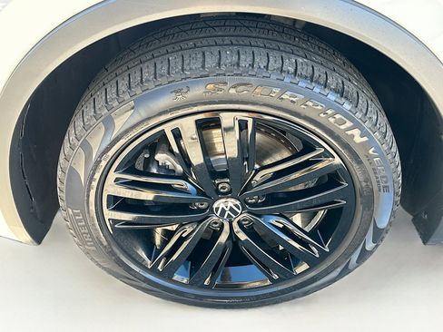 Used 2022 Volkswagen Tiguan SE R-Line image 34