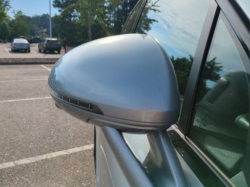 Used 2025 Porsche Macan AWD/4WD image 12