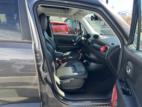 Used 2016 Jeep Renegade Trailhawk w/ Premium Trailhawk Package AWD/4WD image 10