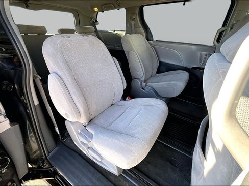 Used 2018 Toyota Sienna LE AWD/4WD image 21