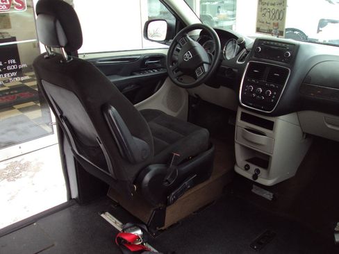 Used 2016 Dodge Grand Caravan SXT image 15