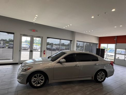 Used 2012 Hyundai Genesis 3.8 RWD image 9