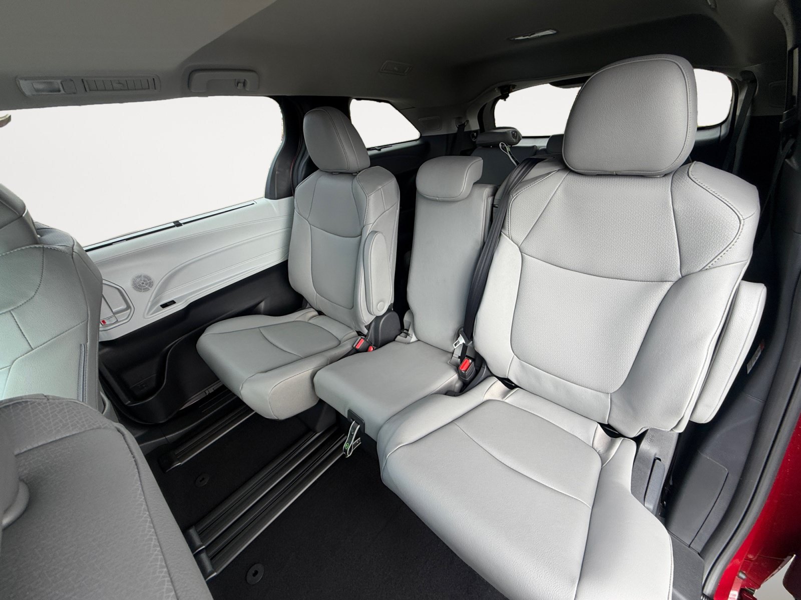 Certified 2026 Toyota Sienna XLE FWD image 13