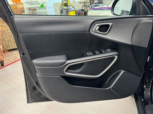 Used 2025 Kia Soul LX w/ LX Technology Package image 14