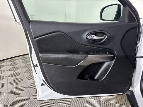 Used 2019 Jeep Cherokee Limited FWD image 10