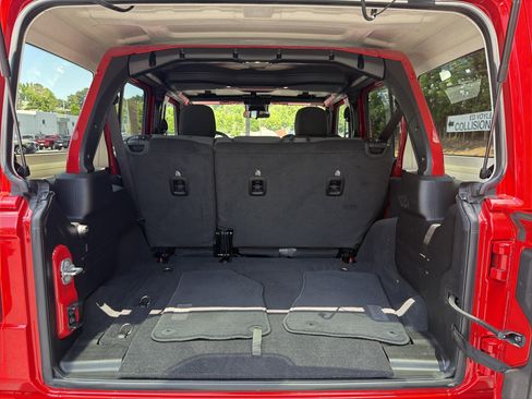 Used 2025 Jeep Wrangler Unlimited Rubicon w/ Convenience Group AWD/4WD image 31