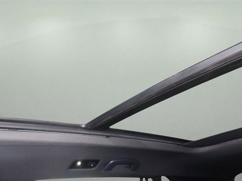 Used 2021 Volkswagen Atlas Cross Sport SE w/ Panoramic Sunroof Package image 26