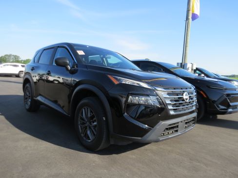 Used 2024 Nissan Rogue S FWD image 2