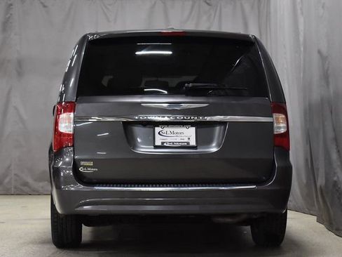 Used 2016 Chrysler Town & Country Touring image 8
