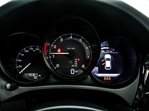 Used 2024 Porsche Macan w/ Premium Plus Package image 18