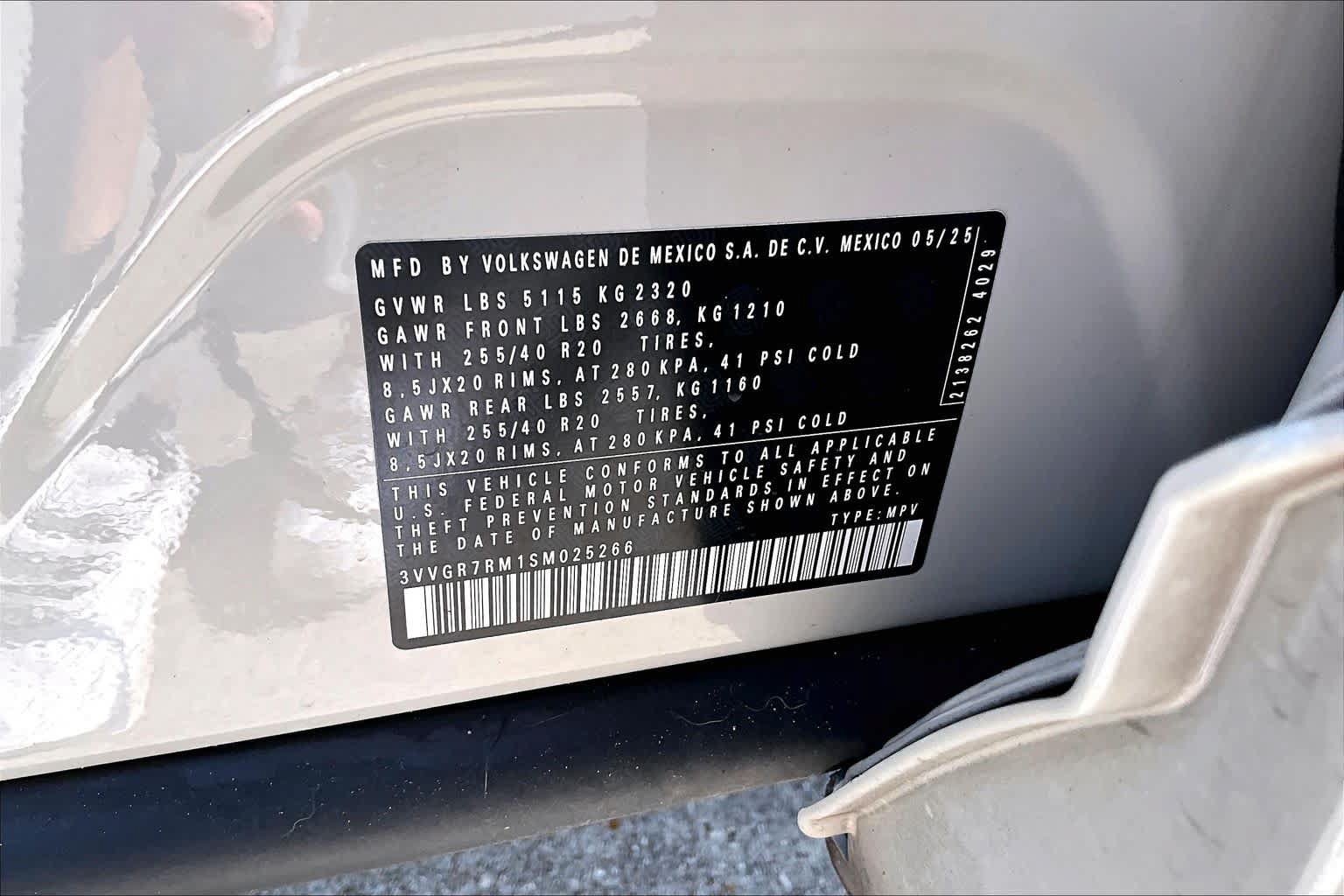 Used 2025 Volkswagen Tiguan SE R-Line AWD/4WD image 35