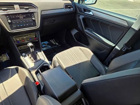 Used 2022 Volkswagen Tiguan SE w/ Panoramic Sunroof Package FWD image 17