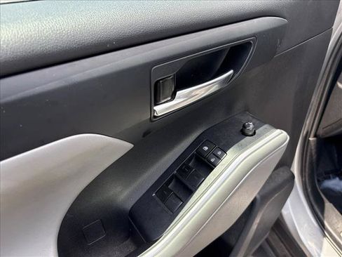 Used 2023 Toyota Highlander XLE AWD/4WD image 12