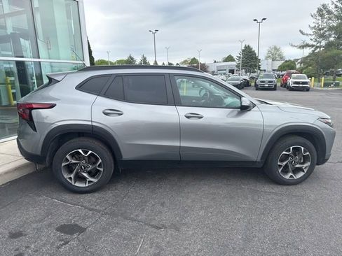 Used 2024 Chevrolet Trax LT w/ Sunroof Package FWD image 12