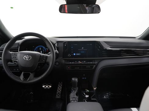 Used 2025 Toyota Camry SE image 13
