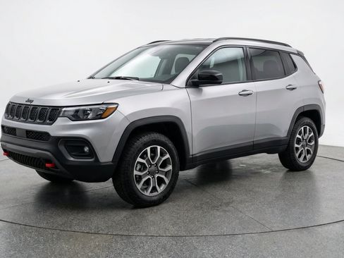 Used 2025 Jeep Compass Trailhawk AWD/4WD image 3
