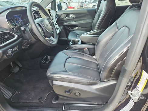 Used 2025 Chrysler Pacifica Select image 11
