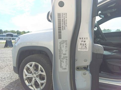 Used 2024 Jeep Compass Latitude AWD/4WD image 18