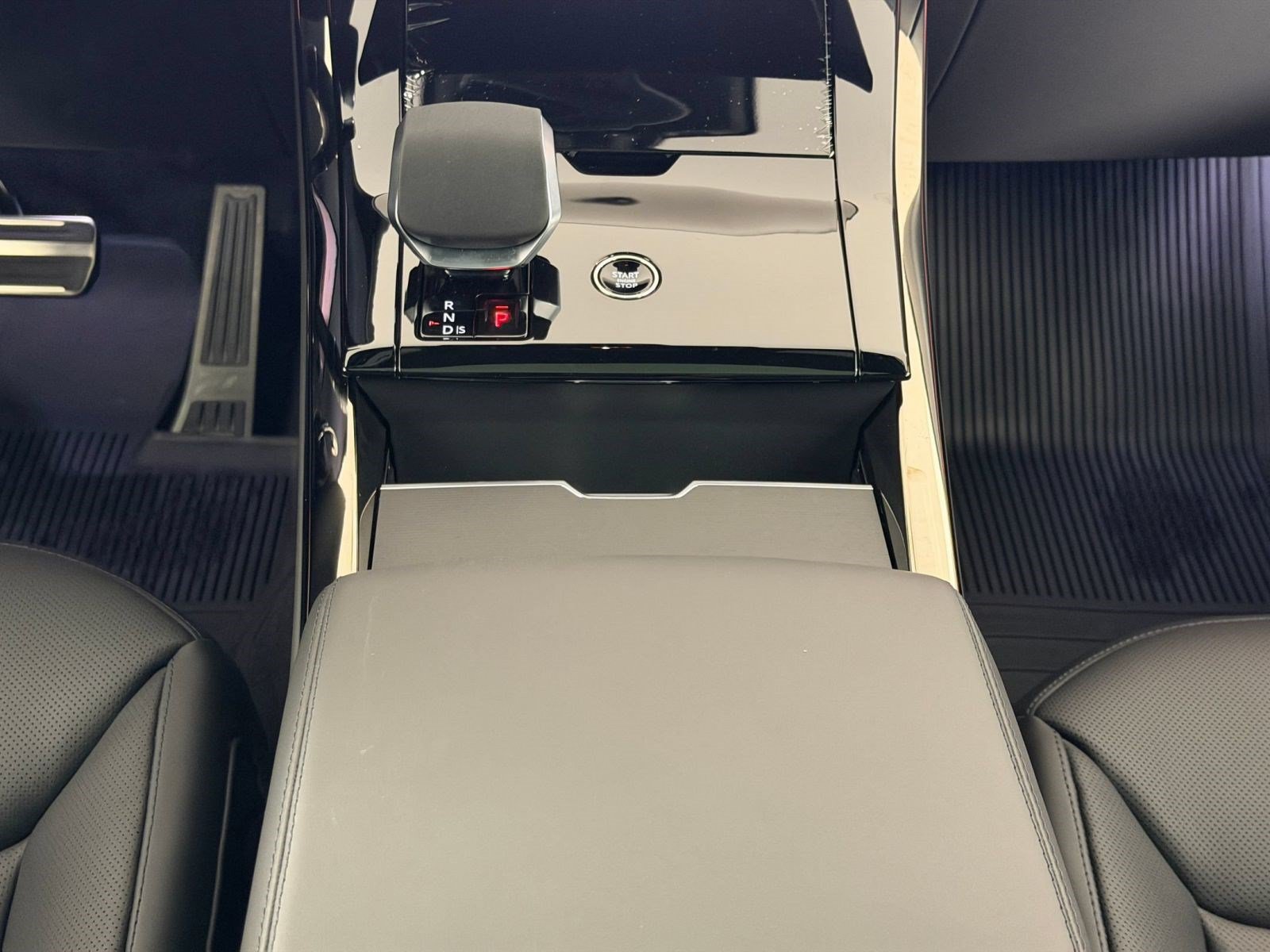 New 2026 Land Rover Range Rover Sport Dynamic SE AWD/4WD image 17
