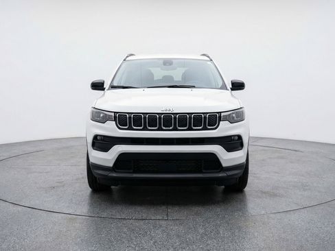 Used 2025 Jeep Compass Latitude AWD/4WD image 2
