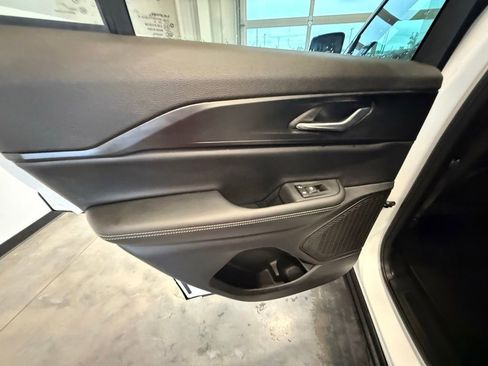 Used 2025 Jeep Grand Cherokee Altitude AWD/4WD image 17