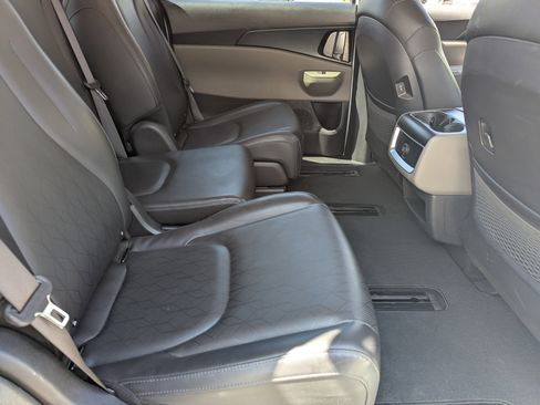 Used 2025 Kia Carnival FWD image 11