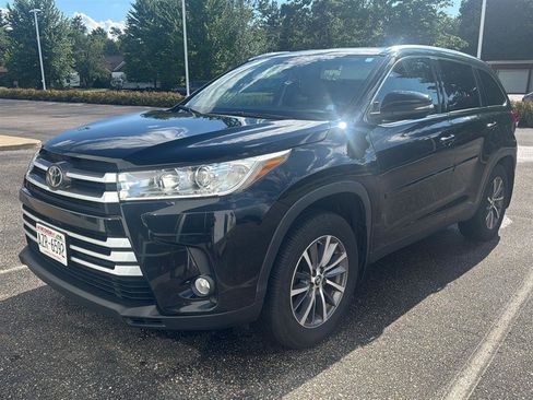 Used 2019 Toyota Highlander XLE AWD/4WD image 3
