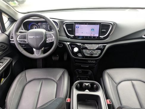 Used 2025 Chrysler Pacifica Select FWD image 18