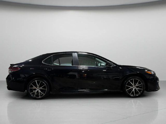 Used 2022 Toyota Camry SE w/ Cold Weather Package FWD image 2