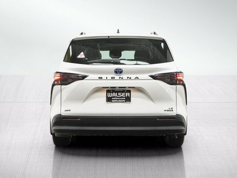 Used 2024 Toyota Sienna LE AWD/4WD image 5