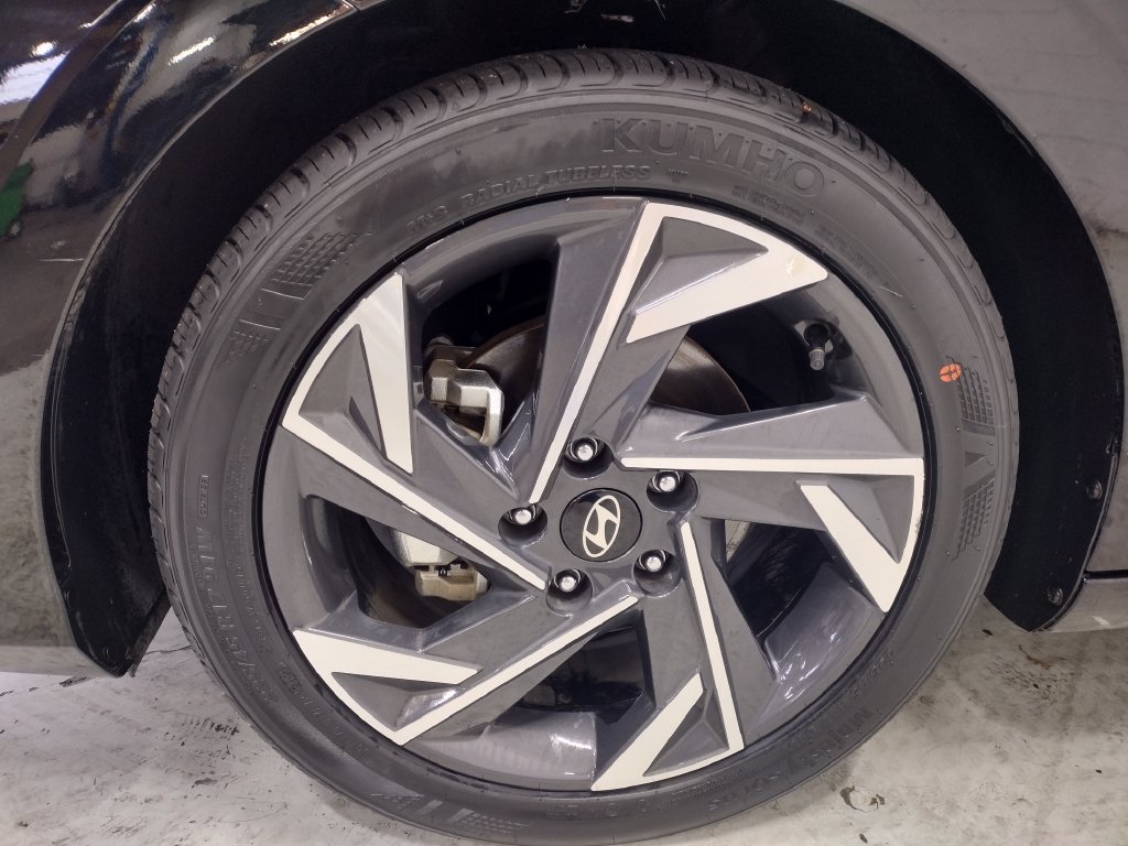 Certified 2024 Hyundai Elantra Limited FWD image 6
