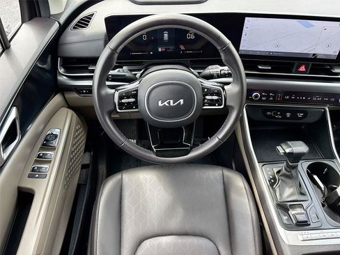 Used 2025 Kia Carnival FWD image 22