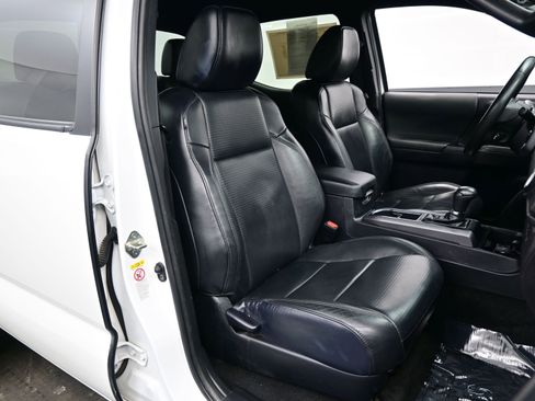 Used 2018 Toyota Tacoma TRD Sport image 13