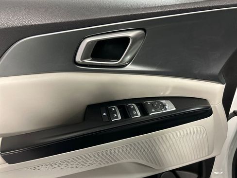 Used 2024 Kia Carnival LX image 12