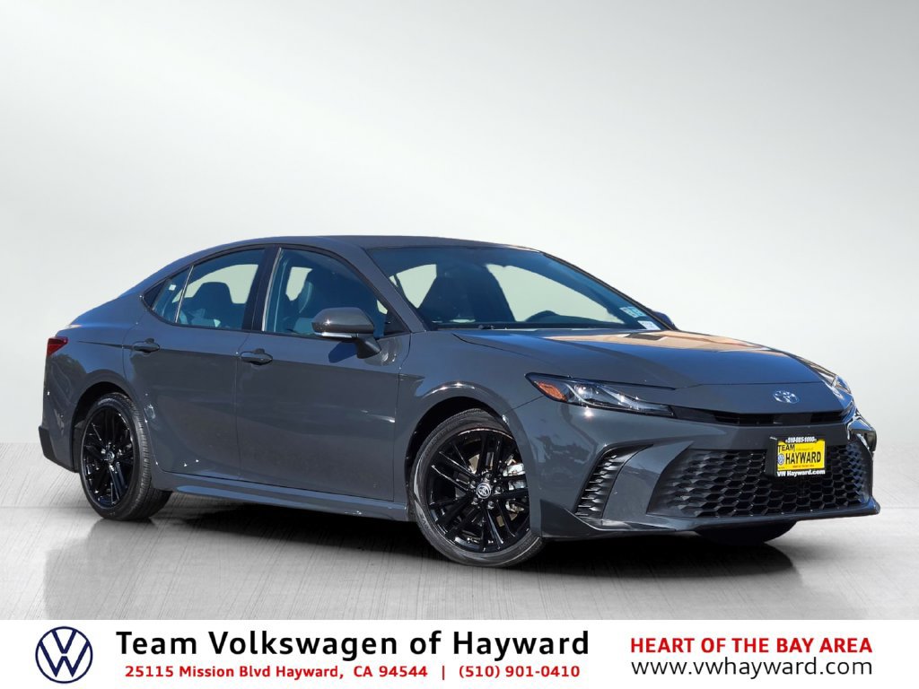 Used 2025 Toyota Camry SE FWD image 1