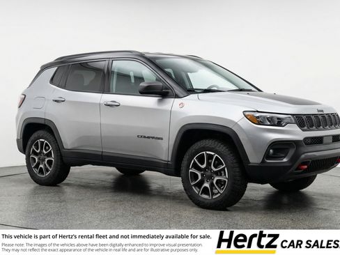 Used 2025 Jeep Compass Trailhawk image 1