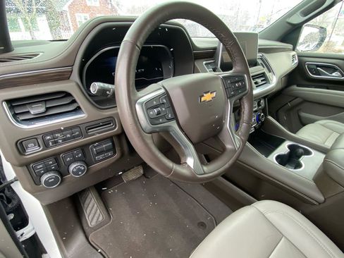 Used 2022 Chevrolet Suburban LT w/ Luxury Package image 11