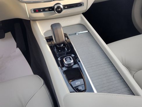 Certified 2025 Volvo XC60 T8 Plus w/ Protection Package Premier image 27