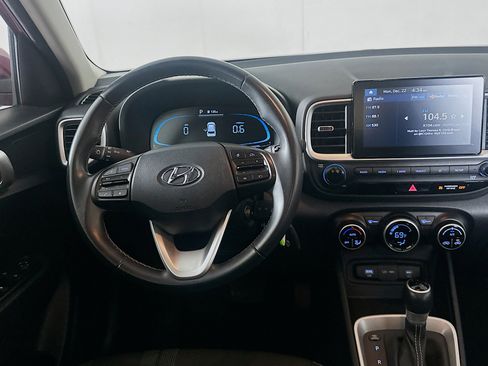 Used 2023 Hyundai Venue SEL image 18