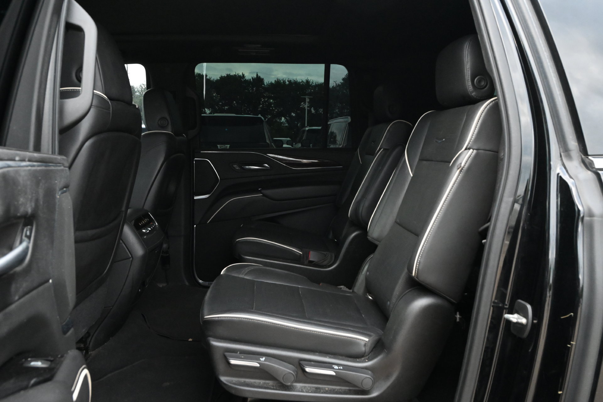 Used 2021 Cadillac Escalade ESV Premium Luxury w/ Performance Package RWD image 19