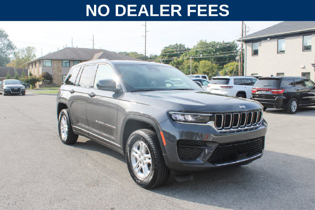 Used 2024 Jeep Grand Cherokee Laredo RWD image 2